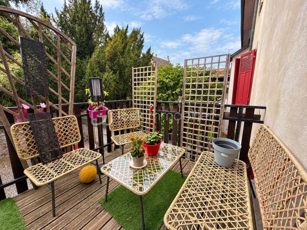 Une opportunité rare au cœur de Thann !

Idéalement situé en centre-ville, découvrez cet immeuble de rapport composé de 4 logements, bénéficiant d’un véritable atout sur le secteur : une cour privative avec une place de stationnement dédiée à chaque appartement.

L’immeuble se compose de :

1 studio meublé, créé et entièrement rénové il y a une dizaine d’années
3 appartements F3 
1 place de stationnement par appartement, dans la cour privative de l’immeuble
Terrasses pour deux des logements
DPE D

Côté rénovations :

Une grande partie de l’immeuble a déjà bénéficié de travaux :

Studio créé et entièrement rénové (possibilité location courte durée)
Appartement du dernier étage, en Duplex, totalement rénové
Plusieurs améliorations réalisées au fil des années
Seul l’appartement du premier étage est resté dans son état plus ancien, offrant encore un potentiel de valorisation

Les photos présentent le Duplex rénové en 2012 et le 1er étage non rénové.

Côté investissement :

Environ 25 000 € de revenus locatifs annuels
4 logements déjà loués
Des locataires présents, pour certains, depuis de nombreuses années
Des occupants soigneux, qui entretiennent les lieux et souhaitent s’y inscrire dans la durée
Une gestion facilitée grâce à une situation locative déjà bien établie

Les + :

Emplacement au cœur de Thann
Cour privative
4 places de stationnement, un véritable atout en centre-ville
Deux terrasses
Possibilité Location courte durée avec le studio
Immeuble en grande partie rénové
Revenus locatifs immédiatement en place avec des locataires fiables

Un investissement clé en main, idéal pour un premier projet locatif ou pour compléter un patrimoine immobilier existant, avec des locataires en place et une rentabilité immédiate.

Une belle opportunité pour investir sereinement au cœur de Thann.