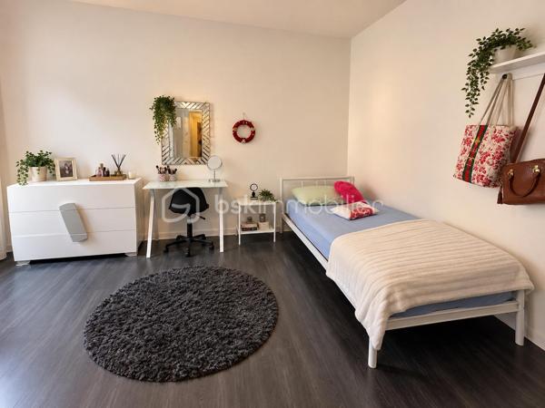 Une opportunité rare au cœur de Thann !

Idéalement situé en centre-ville, découvrez cet immeuble de rapport composé de 4 logements, bénéficiant d’un véritable atout sur le secteur : une cour privative avec une place de stationnement dédiée à chaque appartement.

L’immeuble se compose de :

1 studio meublé, créé et entièrement rénové il y a une dizaine d’années
3 appartements F3 
1 place de stationnement par appartement, dans la cour privative de l’immeuble
Terrasses pour deux des logements
DPE D

Côté rénovations :

Une grande partie de l’immeuble a déjà bénéficié de travaux :

Studio créé et entièrement rénové (possibilité location courte durée)
Appartement du dernier étage, en Duplex, totalement rénové
Plusieurs améliorations réalisées au fil des années
Seul l’appartement du premier étage est resté dans son état plus ancien, offrant encore un potentiel de valorisation

Les photos présentent le Duplex rénové en 2012 et le 1er étage non rénové.

Côté investissement :

Environ 25 000 € de revenus locatifs annuels
4 logements déjà loués
Des locataires présents, pour certains, depuis de nombreuses années
Des occupants soigneux, qui entretiennent les lieux et souhaitent s’y inscrire dans la durée
Une gestion facilitée grâce à une situation locative déjà bien établie

Les + :

Emplacement au cœur de Thann
Cour privative
4 places de stationnement, un véritable atout en centre-ville
Deux terrasses
Possibilité Location courte durée avec le studio
Immeuble en grande partie rénové
Revenus locatifs immédiatement en place avec des locataires fiables

Un investissement clé en main, idéal pour un premier projet locatif ou pour compléter un patrimoine immobilier existant, avec des locataires en place et une rentabilité immédiate.

Une belle opportunité pour investir sereinement au cœur de Thann.