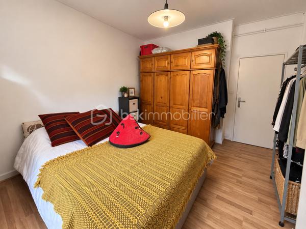 Une opportunité rare au cœur de Thann !

Idéalement situé en centre-ville, découvrez cet immeuble de rapport composé de 4 logements, bénéficiant d’un véritable atout sur le secteur : une cour privative avec une place de stationnement dédiée à chaque appartement.

L’immeuble se compose de :

1 studio meublé, créé et entièrement rénové il y a une dizaine d’années
3 appartements F3 
1 place de stationnement par appartement, dans la cour privative de l’immeuble
Terrasses pour deux des logements
DPE D

Côté rénovations :

Une grande partie de l’immeuble a déjà bénéficié de travaux :

Studio créé et entièrement rénové (possibilité location courte durée)
Appartement du dernier étage, en Duplex, totalement rénové
Plusieurs améliorations réalisées au fil des années
Seul l’appartement du premier étage est resté dans son état plus ancien, offrant encore un potentiel de valorisation

Les photos présentent le Duplex rénové en 2012 et le 1er étage non rénové.

Côté investissement :

Environ 25 000 € de revenus locatifs annuels
4 logements déjà loués
Des locataires présents, pour certains, depuis de nombreuses années
Des occupants soigneux, qui entretiennent les lieux et souhaitent s’y inscrire dans la durée
Une gestion facilitée grâce à une situation locative déjà bien établie

Les + :

Emplacement au cœur de Thann
Cour privative
4 places de stationnement, un véritable atout en centre-ville
Deux terrasses
Possibilité Location courte durée avec le studio
Immeuble en grande partie rénové
Revenus locatifs immédiatement en place avec des locataires fiables

Un investissement clé en main, idéal pour un premier projet locatif ou pour compléter un patrimoine immobilier existant, avec des locataires en place et une rentabilité immédiate.

Une belle opportunité pour investir sereinement au cœur de Thann.