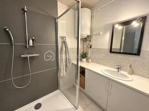 Une opportunité rare au cœur de Thann !

Idéalement situé en centre-ville, découvrez cet immeuble de rapport composé de 4 logements, bénéficiant d’un véritable atout sur le secteur : une cour privative avec une place de stationnement dédiée à chaque appartement.

L’immeuble se compose de :

1 studio meublé, créé et entièrement rénové il y a une dizaine d’années
3 appartements F3 
1 place de stationnement par appartement, dans la cour privative de l’immeuble
Terrasses pour deux des logements
DPE D

Côté rénovations :

Une grande partie de l’immeuble a déjà bénéficié de travaux :

Studio créé et entièrement rénové (possibilité location courte durée)
Appartement du dernier étage, en Duplex, totalement rénové
Plusieurs améliorations réalisées au fil des années
Seul l’appartement du premier étage est resté dans son état plus ancien, offrant encore un potentiel de valorisation

Les photos présentent le Duplex rénové en 2012 et le 1er étage non rénové.

Côté investissement :

Environ 25 000 € de revenus locatifs annuels
4 logements déjà loués
Des locataires présents, pour certains, depuis de nombreuses années
Des occupants soigneux, qui entretiennent les lieux et souhaitent s’y inscrire dans la durée
Une gestion facilitée grâce à une situation locative déjà bien établie

Les + :

Emplacement au cœur de Thann
Cour privative
4 places de stationnement, un véritable atout en centre-ville
Deux terrasses
Possibilité Location courte durée avec le studio
Immeuble en grande partie rénové
Revenus locatifs immédiatement en place avec des locataires fiables

Un investissement clé en main, idéal pour un premier projet locatif ou pour compléter un patrimoine immobilier existant, avec des locataires en place et une rentabilité immédiate.

Une belle opportunité pour investir sereinement au cœur de Thann.