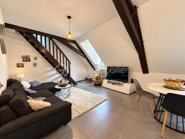 Une opportunité rare au cœur de Thann !

Idéalement situé en centre-ville, découvrez cet immeuble de rapport composé de 4 logements, bénéficiant d’un véritable atout sur le secteur : une cour privative avec une place de stationnement dédiée à chaque appartement.

L’immeuble se compose de :

1 studio meublé, créé et entièrement rénové il y a une dizaine d’années
3 appartements F3 
1 place de stationnement par appartement, dans la cour privative de l’immeuble
Terrasses pour deux des logements
DPE D

Côté rénovations :

Une grande partie de l’immeuble a déjà bénéficié de travaux :

Studio créé et entièrement rénové (possibilité location courte durée)
Appartement du dernier étage, en Duplex, totalement rénové
Plusieurs améliorations réalisées au fil des années
Seul l’appartement du premier étage est resté dans son état plus ancien, offrant encore un potentiel de valorisation

Les photos présentent le Duplex rénové en 2012 et le 1er étage non rénové.

Côté investissement :

Environ 25 000 € de revenus locatifs annuels
4 logements déjà loués
Des locataires présents, pour certains, depuis de nombreuses années
Des occupants soigneux, qui entretiennent les lieux et souhaitent s’y inscrire dans la durée
Une gestion facilitée grâce à une situation locative déjà bien établie

Les + :

Emplacement au cœur de Thann
Cour privative
4 places de stationnement, un véritable atout en centre-ville
Deux terrasses
Possibilité Location courte durée avec le studio
Immeuble en grande partie rénové
Revenus locatifs immédiatement en place avec des locataires fiables

Un investissement clé en main, idéal pour un premier projet locatif ou pour compléter un patrimoine immobilier existant, avec des locataires en place et une rentabilité immédiate.

Une belle opportunité pour investir sereinement au cœur de Thann.