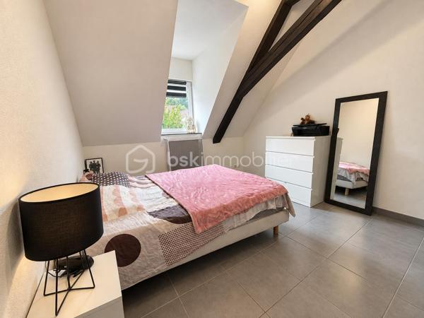 Une opportunité rare au cœur de Thann !

Idéalement situé en centre-ville, découvrez cet immeuble de rapport composé de 4 logements, bénéficiant d’un véritable atout sur le secteur : une cour privative avec une place de stationnement dédiée à chaque appartement.

L’immeuble se compose de :

1 studio meublé, créé et entièrement rénové il y a une dizaine d’années
3 appartements F3 
1 place de stationnement par appartement, dans la cour privative de l’immeuble
Terrasses pour deux des logements
DPE D

Côté rénovations :

Une grande partie de l’immeuble a déjà bénéficié de travaux :

Studio créé et entièrement rénové (possibilité location courte durée)
Appartement du dernier étage, en Duplex, totalement rénové
Plusieurs améliorations réalisées au fil des années
Seul l’appartement du premier étage est resté dans son état plus ancien, offrant encore un potentiel de valorisation

Les photos présentent le Duplex rénové en 2012 et le 1er étage non rénové.

Côté investissement :

Environ 25 000 € de revenus locatifs annuels
4 logements déjà loués
Des locataires présents, pour certains, depuis de nombreuses années
Des occupants soigneux, qui entretiennent les lieux et souhaitent s’y inscrire dans la durée
Une gestion facilitée grâce à une situation locative déjà bien établie

Les + :

Emplacement au cœur de Thann
Cour privative
4 places de stationnement, un véritable atout en centre-ville
Deux terrasses
Possibilité Location courte durée avec le studio
Immeuble en grande partie rénové
Revenus locatifs immédiatement en place avec des locataires fiables

Un investissement clé en main, idéal pour un premier projet locatif ou pour compléter un patrimoine immobilier existant, avec des locataires en place et une rentabilité immédiate.

Une belle opportunité pour investir sereinement au cœur de Thann.
