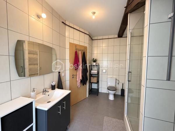 Une opportunité rare au cœur de Thann !

Idéalement situé en centre-ville, découvrez cet immeuble de rapport composé de 4 logements, bénéficiant d’un véritable atout sur le secteur : une cour privative avec une place de stationnement dédiée à chaque appartement.

L’immeuble se compose de :

1 studio meublé, créé et entièrement rénové il y a une dizaine d’années
3 appartements F3 
1 place de stationnement par appartement, dans la cour privative de l’immeuble
Terrasses pour deux des logements
DPE D

Côté rénovations :

Une grande partie de l’immeuble a déjà bénéficié de travaux :

Studio créé et entièrement rénové (possibilité location courte durée)
Appartement du dernier étage, en Duplex, totalement rénové
Plusieurs améliorations réalisées au fil des années
Seul l’appartement du premier étage est resté dans son état plus ancien, offrant encore un potentiel de valorisation

Les photos présentent le Duplex rénové en 2012 et le 1er étage non rénové.

Côté investissement :

Environ 25 000 € de revenus locatifs annuels
4 logements déjà loués
Des locataires présents, pour certains, depuis de nombreuses années
Des occupants soigneux, qui entretiennent les lieux et souhaitent s’y inscrire dans la durée
Une gestion facilitée grâce à une situation locative déjà bien établie

Les + :

Emplacement au cœur de Thann
Cour privative
4 places de stationnement, un véritable atout en centre-ville
Deux terrasses
Possibilité Location courte durée avec le studio
Immeuble en grande partie rénové
Revenus locatifs immédiatement en place avec des locataires fiables

Un investissement clé en main, idéal pour un premier projet locatif ou pour compléter un patrimoine immobilier existant, avec des locataires en place et une rentabilité immédiate.

Une belle opportunité pour investir sereinement au cœur de Thann.