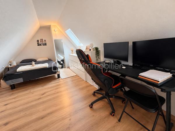 Une opportunité rare au cœur de Thann !

Idéalement situé en centre-ville, découvrez cet immeuble de rapport composé de 4 logements, bénéficiant d’un véritable atout sur le secteur : une cour privative avec une place de stationnement dédiée à chaque appartement.

L’immeuble se compose de :

1 studio meublé, créé et entièrement rénové il y a une dizaine d’années
3 appartements F3 
1 place de stationnement par appartement, dans la cour privative de l’immeuble
Terrasses pour deux des logements
DPE D

Côté rénovations :

Une grande partie de l’immeuble a déjà bénéficié de travaux :

Studio créé et entièrement rénové (possibilité location courte durée)
Appartement du dernier étage, en Duplex, totalement rénové
Plusieurs améliorations réalisées au fil des années
Seul l’appartement du premier étage est resté dans son état plus ancien, offrant encore un potentiel de valorisation

Les photos présentent le Duplex rénové en 2012 et le 1er étage non rénové.

Côté investissement :

Environ 25 000 € de revenus locatifs annuels
4 logements déjà loués
Des locataires présents, pour certains, depuis de nombreuses années
Des occupants soigneux, qui entretiennent les lieux et souhaitent s’y inscrire dans la durée
Une gestion facilitée grâce à une situation locative déjà bien établie

Les + :

Emplacement au cœur de Thann
Cour privative
4 places de stationnement, un véritable atout en centre-ville
Deux terrasses
Possibilité Location courte durée avec le studio
Immeuble en grande partie rénové
Revenus locatifs immédiatement en place avec des locataires fiables

Un investissement clé en main, idéal pour un premier projet locatif ou pour compléter un patrimoine immobilier existant, avec des locataires en place et une rentabilité immédiate.

Une belle opportunité pour investir sereinement au cœur de Thann.