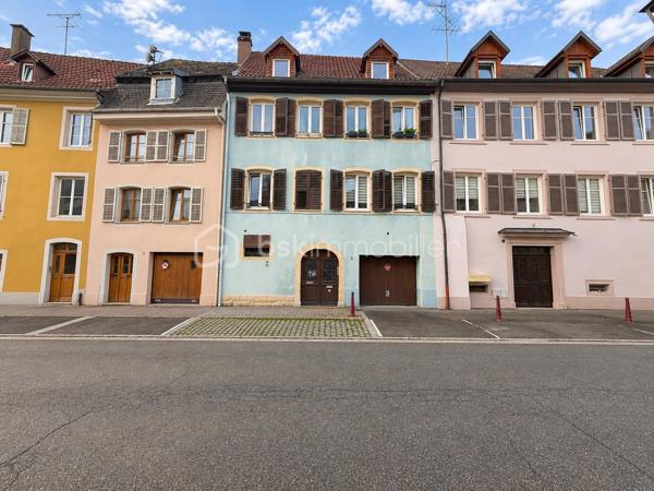 Une opportunité rare au cœur de Thann !

Idéalement situé en centre-ville, découvrez cet immeuble de rapport composé de 4 logements, bénéficiant d’un véritable atout sur le secteur : une cour privative avec une place de stationnement dédiée à chaque appartement.

L’immeuble se compose de :

1 studio meublé, créé et entièrement rénové il y a une dizaine d’années
3 appartements F3 
1 place de stationnement par appartement, dans la cour privative de l’immeuble
Terrasses pour deux des logements
DPE D

Côté rénovations :

Une grande partie de l’immeuble a déjà bénéficié de travaux :

Studio créé et entièrement rénové (possibilité location courte durée)
Appartement du dernier étage, en Duplex, totalement rénové
Plusieurs améliorations réalisées au fil des années
Seul l’appartement du premier étage est resté dans son état plus ancien, offrant encore un potentiel de valorisation

Les photos présentent le Duplex rénové en 2012 et le 1er étage non rénové.

Côté investissement :

Environ 25 000 € de revenus locatifs annuels
4 logements déjà loués
Des locataires présents, pour certains, depuis de nombreuses années
Des occupants soigneux, qui entretiennent les lieux et souhaitent s’y inscrire dans la durée
Une gestion facilitée grâce à une situation locative déjà bien établie

Les + :

Emplacement au cœur de Thann
Cour privative
4 places de stationnement, un véritable atout en centre-ville
Deux terrasses
Possibilité Location courte durée avec le studio
Immeuble en grande partie rénové
Revenus locatifs immédiatement en place avec des locataires fiables

Un investissement clé en main, idéal pour un premier projet locatif ou pour compléter un patrimoine immobilier existant, avec des locataires en place et une rentabilité immédiate.

Une belle opportunité pour investir sereinement au cœur de Thann.