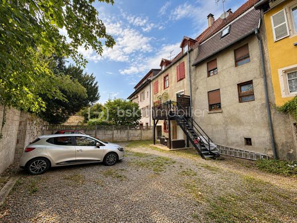 Une opportunité rare au cœur de Thann !

Idéalement situé en centre-ville, découvrez cet immeuble de rapport composé de 4 logements, bénéficiant d’un véritable atout sur le secteur : une cour privative avec une place de stationnement dédiée à chaque appartement.

L’immeuble se compose de :

1 studio meublé, créé et entièrement rénové il y a une dizaine d’années
3 appartements F3 
1 place de stationnement par appartement, dans la cour privative de l’immeuble
Terrasses pour deux des logements
DPE D

Côté rénovations :

Une grande partie de l’immeuble a déjà bénéficié de travaux :

Studio créé et entièrement rénové (possibilité location courte durée)
Appartement du dernier étage, en Duplex, totalement rénové
Plusieurs améliorations réalisées au fil des années
Seul l’appartement du premier étage est resté dans son état plus ancien, offrant encore un potentiel de valorisation

Les photos présentent le Duplex rénové en 2012 et le 1er étage non rénové.

Côté investissement :

Environ 25 000 € de revenus locatifs annuels
4 logements déjà loués
Des locataires présents, pour certains, depuis de nombreuses années
Des occupants soigneux, qui entretiennent les lieux et souhaitent s’y inscrire dans la durée
Une gestion facilitée grâce à une situation locative déjà bien établie

Les + :

Emplacement au cœur de Thann
Cour privative
4 places de stationnement, un véritable atout en centre-ville
Deux terrasses
Possibilité Location courte durée avec le studio
Immeuble en grande partie rénové
Revenus locatifs immédiatement en place avec des locataires fiables

Un investissement clé en main, idéal pour un premier projet locatif ou pour compléter un patrimoine immobilier existant, avec des locataires en place et une rentabilité immédiate.

Une belle opportunité pour investir sereinement au cœur de Thann.