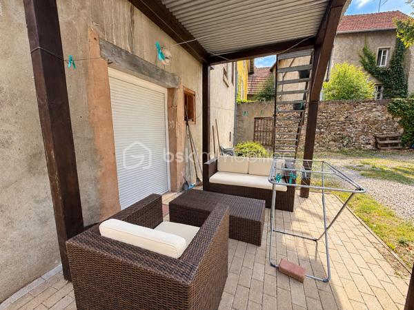 Une opportunité rare au cœur de Thann !

Idéalement situé en centre-ville, découvrez cet immeuble de rapport composé de 4 logements, bénéficiant d’un véritable atout sur le secteur : une cour privative avec une place de stationnement dédiée à chaque appartement.

L’immeuble se compose de :

1 studio meublé, créé et entièrement rénové il y a une dizaine d’années
3 appartements F3 
1 place de stationnement par appartement, dans la cour privative de l’immeuble
Terrasses pour deux des logements
DPE D

Côté rénovations :

Une grande partie de l’immeuble a déjà bénéficié de travaux :

Studio créé et entièrement rénové (possibilité location courte durée)
Appartement du dernier étage, en Duplex, totalement rénové
Plusieurs améliorations réalisées au fil des années
Seul l’appartement du premier étage est resté dans son état plus ancien, offrant encore un potentiel de valorisation

Les photos présentent le Duplex rénové en 2012 et le 1er étage non rénové.

Côté investissement :

Environ 25 000 € de revenus locatifs annuels
4 logements déjà loués
Des locataires présents, pour certains, depuis de nombreuses années
Des occupants soigneux, qui entretiennent les lieux et souhaitent s’y inscrire dans la durée
Une gestion facilitée grâce à une situation locative déjà bien établie

Les + :

Emplacement au cœur de Thann
Cour privative
4 places de stationnement, un véritable atout en centre-ville
Deux terrasses
Possibilité Location courte durée avec le studio
Immeuble en grande partie rénové
Revenus locatifs immédiatement en place avec des locataires fiables

Un investissement clé en main, idéal pour un premier projet locatif ou pour compléter un patrimoine immobilier existant, avec des locataires en place et une rentabilité immédiate.

Une belle opportunité pour investir sereinement au cœur de Thann.