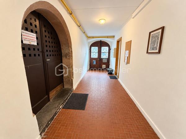 Une opportunité rare au cœur de Thann !

Idéalement situé en centre-ville, découvrez cet immeuble de rapport composé de 4 logements, bénéficiant d’un véritable atout sur le secteur : une cour privative avec une place de stationnement dédiée à chaque appartement.

L’immeuble se compose de :

1 studio meublé, créé et entièrement rénové il y a une dizaine d’années
3 appartements F3 
1 place de stationnement par appartement, dans la cour privative de l’immeuble
Terrasses pour deux des logements
DPE D

Côté rénovations :

Une grande partie de l’immeuble a déjà bénéficié de travaux :

Studio créé et entièrement rénové (possibilité location courte durée)
Appartement du dernier étage, en Duplex, totalement rénové
Plusieurs améliorations réalisées au fil des années
Seul l’appartement du premier étage est resté dans son état plus ancien, offrant encore un potentiel de valorisation

Les photos présentent le Duplex rénové en 2012 et le 1er étage non rénové.

Côté investissement :

Environ 25 000 € de revenus locatifs annuels
4 logements déjà loués
Des locataires présents, pour certains, depuis de nombreuses années
Des occupants soigneux, qui entretiennent les lieux et souhaitent s’y inscrire dans la durée
Une gestion facilitée grâce à une situation locative déjà bien établie

Les + :

Emplacement au cœur de Thann
Cour privative
4 places de stationnement, un véritable atout en centre-ville
Deux terrasses
Possibilité Location courte durée avec le studio
Immeuble en grande partie rénové
Revenus locatifs immédiatement en place avec des locataires fiables

Un investissement clé en main, idéal pour un premier projet locatif ou pour compléter un patrimoine immobilier existant, avec des locataires en place et une rentabilité immédiate.

Une belle opportunité pour investir sereinement au cœur de Thann.