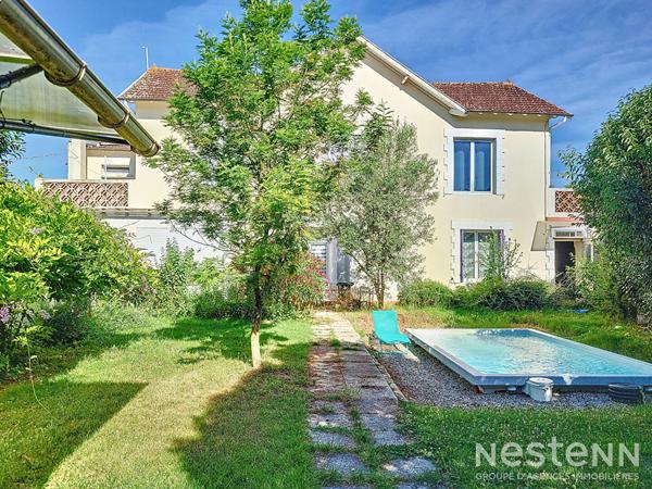 A Vendre Maison en pierre de 175 m² avec garage, dépendance, jardin et piscine sur la commune de Caussens