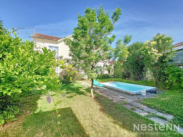 A Vendre Maison en pierre de 175 m² avec garage, dépendance, jardin et piscine sur la commune de Caussens