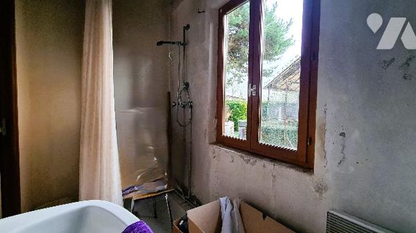 Maison 2 ch, grand jardin bord de route