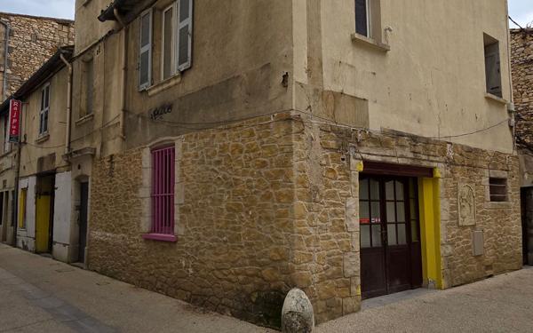 Immeuble à vendre    2 pièces •  Nîmes