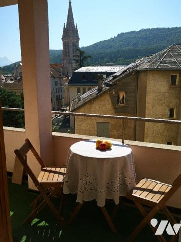 Centre-ville, au calme, toutes commodités, vue montagnes - Appt T3 de 77 m² avec ascenseur ...