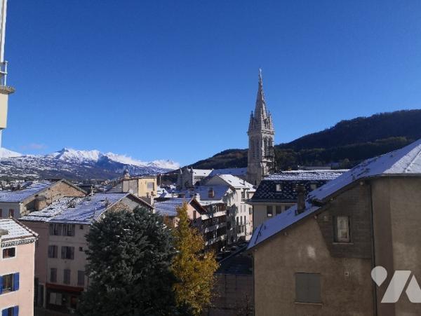 Centre-ville, au calme, toutes commodités, vue montagnes - Appt T3 de 77 m² avec ascenseur ...