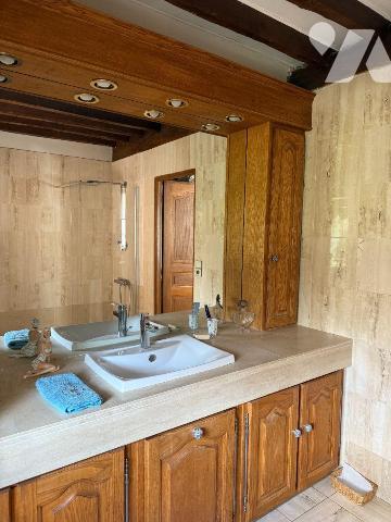 Maison à vendre à Torvilliers (10440)

À 10 minutes de Troyes, cette propriété pleine de char...