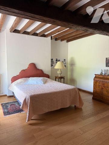 Maison à vendre à Torvilliers (10440)

À 10 minutes de Troyes, cette propriété pleine de char...