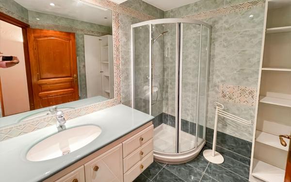 Maison à vendre    5 pièces • 185,99 m2 Antibes