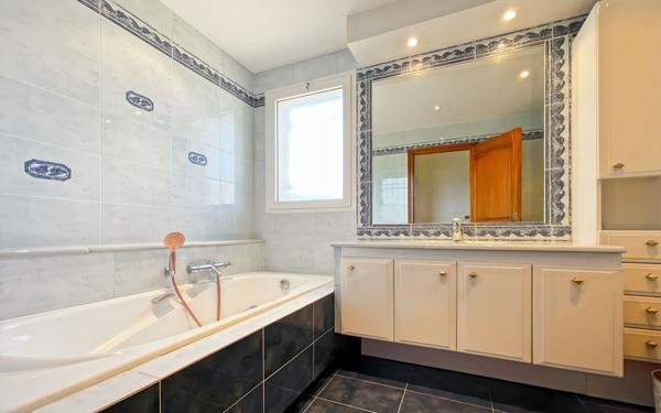 Maison à vendre    5 pièces • 185,99 m2 Antibes