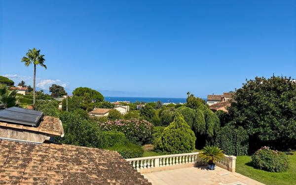 Maison à vendre    5 pièces • 185,99 m2 Antibes
