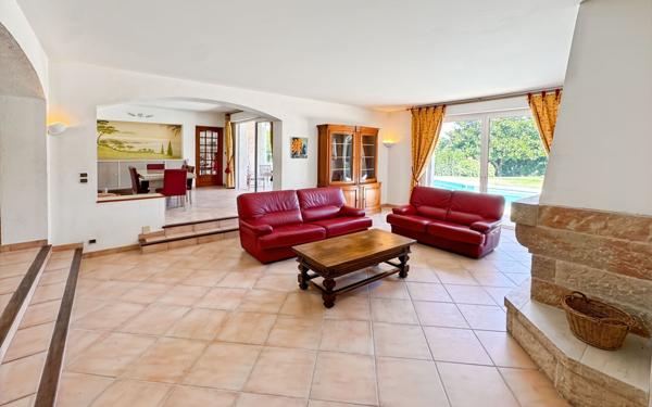 Maison à vendre    5 pièces • 185,99 m2 Antibes