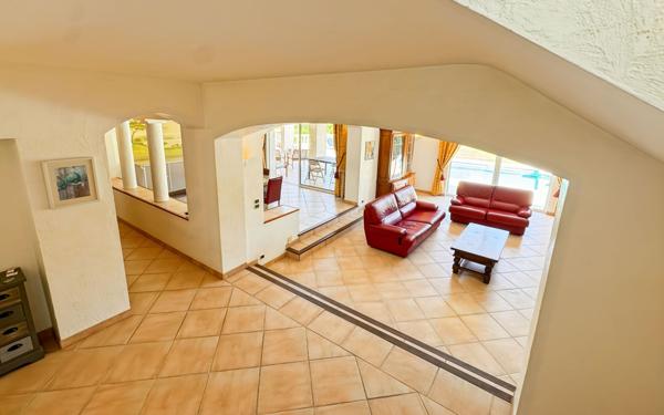 Maison à vendre    5 pièces • 185,99 m2 Antibes