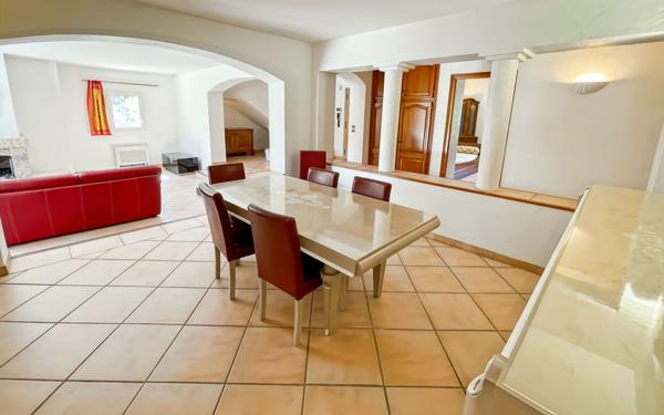 Maison à vendre    5 pièces • 185,99 m2 Antibes