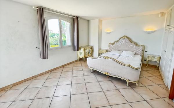 Maison à vendre    5 pièces • 185,99 m2 Antibes