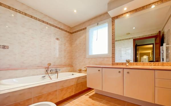 Maison à vendre    5 pièces • 185,99 m2 Antibes