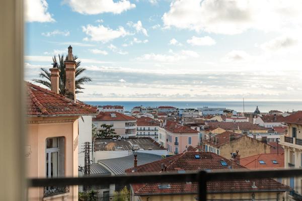 Cannes centre  un appartement  vue mer au  dernier étage  avec balcon d'un immeuble bourgeois de 98 m2  (190 m2 avec combles )