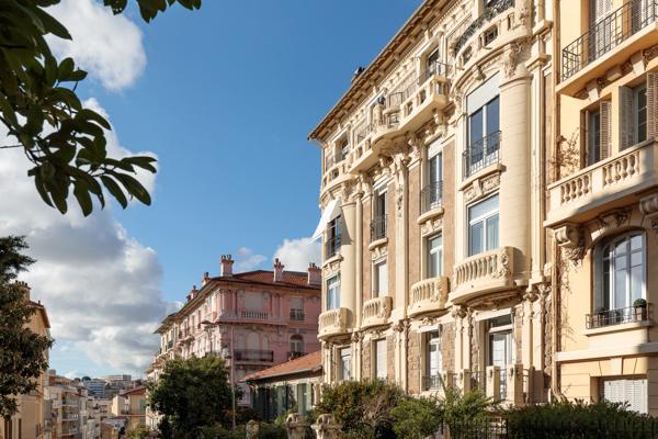 Cannes centre  un appartement  vue mer au  dernier étage  avec balcon d'un immeuble bourgeois de 98 m2  (190 m2 avec combles )