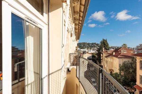 Cannes centre  un appartement  vue mer au  dernier étage  avec balcon d'un immeuble bourgeois de 98 m2  (190 m2 avec combles )