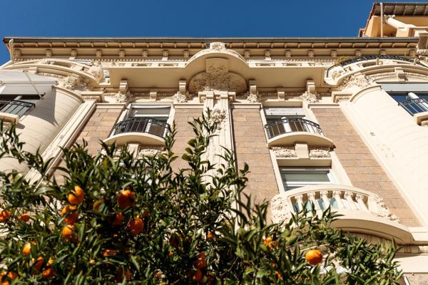 Cannes centre  un appartement  vue mer au  dernier étage  avec balcon d'un immeuble bourgeois de 98 m2  (190 m2 avec combles )
