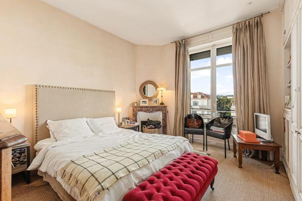 Cannes centre  un appartement  vue mer au  dernier étage  avec balcon d'un immeuble bourgeois de 98 m2  (190 m2 avec combles )