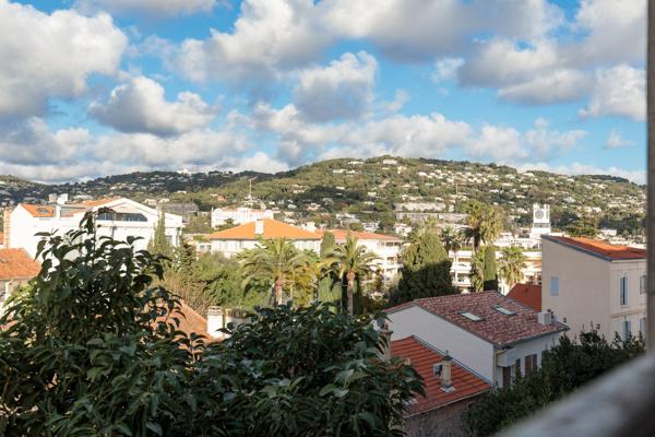 Cannes centre  un appartement  vue mer au  dernier étage  avec balcon d'un immeuble bourgeois de 98 m2  (190 m2 avec combles )