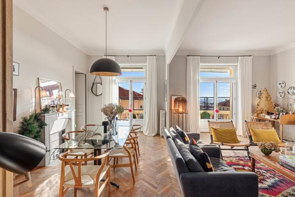 Cannes centre  un appartement  vue mer au  dernier étage  avec balcon d'un immeuble bourgeois de 98 m2  (190 m2 avec combles )