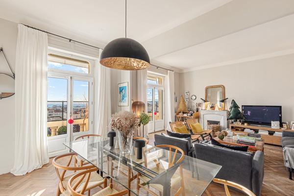 Cannes centre  un appartement  vue mer au  dernier étage  avec balcon d'un immeuble bourgeois de 98 m2  (190 m2 avec combles )