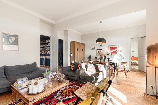 Cannes centre  un appartement  vue mer au  dernier étage  avec balcon d'un immeuble bourgeois de 98 m2  (190 m2 avec combles )