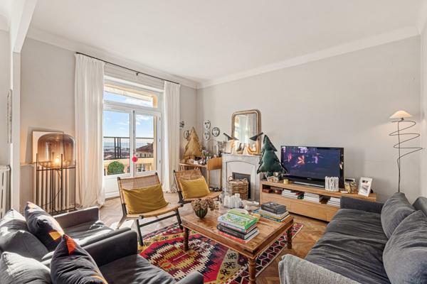 Cannes centre  un appartement  vue mer au  dernier étage  avec balcon d'un immeuble bourgeois de 98 m2  (190 m2 avec combles )
