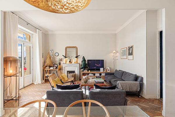 Cannes centre  un appartement  vue mer au  dernier étage  avec balcon d'un immeuble bourgeois de 98 m2  (190 m2 avec combles )