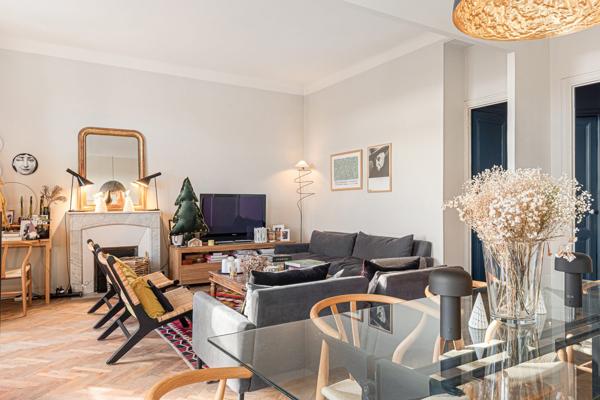 Cannes centre  un appartement  vue mer au  dernier étage  avec balcon d'un immeuble bourgeois de 98 m2  (190 m2 avec combles )