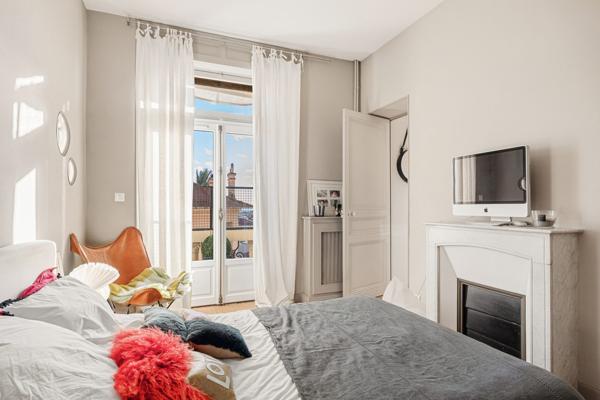 Cannes centre  un appartement  vue mer au  dernier étage  avec balcon d'un immeuble bourgeois de 98 m2  (190 m2 avec combles )