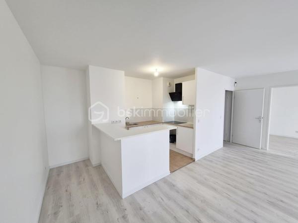 COUP DE COEUR ! 2 PIÈCES RÉNOVÉ AVEC BALCON, PARKING ET DPE C – RÉSIDENCE VILLA DES POÈTES

À la recherche de votre premier logement ou d'un investissement locatif de qualité ?

Découvrez ce charmant appartement 2 pièces de 45 m², entièrement rénové, situé au 1er étage avec ascenseur de la résidence Villa des Poètes, une copropriété récente et bien entretenue construite en 2006.

Dès l'entrée, vous serez séduit par sa pièce de vie lumineuse d'environ 20 m² offrant un accès direct à un agréable balcon de 4 m², idéal pour profiter des beaux jours. L'appartement dispose également d'une entrée avec rangement,d'une cuisine fonctionnelle, équipée et aménagée, d'une chambre confortable, d'une salle d'eau avec douche à l'italienne, d'un WC séparé. Fonctionnel et parfaitement entretenu, cet appartement est prêt à accueillir ses futurs occupants sans aucun travaux à prévoir!

Les atouts du bien :
✓ Appartement entièrement rénové
✓ DPE C – excellente performance énergétique
✓ Résidence récente de 2006
✓ Très bonne isolation phonique
✓ Ascenseur
✓ Balcon de 4 m²
✓ Place de parking privative sécurisée
✓ Faibles contraintes d'entretien
✓ Idéal résidence principale ou investissement locatif

Un secteur en plein développement

Situé dans un quartier dynamique de Bobigny composé majoritairement de résidences récentes, le bien bénéficie d'un environnement pratique et recherché :

• Commerces de proximité
• Carrefour City
• Lidl
• Pharmacie
• Boulangeries
• Salle de sport
• Zone commerciale
• Établissements scolaires
• IUT et résidences étudiantes
• Hôpital Avicenne
• Transports et futurs aménagements du Grand Paris

Son emplacement stratégique à proximité des pôles universitaires, hospitaliers et des transports en fait également une excellente opportunité pour un investissement locatif à forte demande.

Charges de copropriété : environ 130 €/mois

Une visite s'impose pour découvrir tout le potentiel de ce bien prêt à vivre.

Prix : 195 000 € HAI