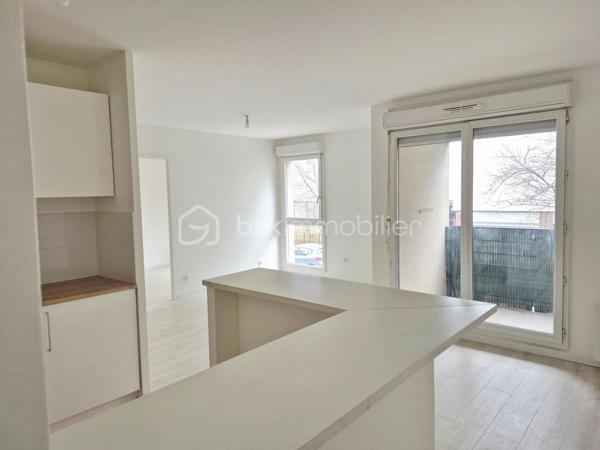 COUP DE COEUR ! 2 PIÈCES RÉNOVÉ AVEC BALCON, PARKING ET DPE C – RÉSIDENCE VILLA DES POÈTES

À la recherche de votre premier logement ou d'un investissement locatif de qualité ?

Découvrez ce charmant appartement 2 pièces de 45 m², entièrement rénové, situé au 1er étage avec ascenseur de la résidence Villa des Poètes, une copropriété récente et bien entretenue construite en 2006.

Dès l'entrée, vous serez séduit par sa pièce de vie lumineuse d'environ 20 m² offrant un accès direct à un agréable balcon de 4 m², idéal pour profiter des beaux jours. L'appartement dispose également d'une entrée avec rangement,d'une cuisine fonctionnelle, équipée et aménagée, d'une chambre confortable, d'une salle d'eau avec douche à l'italienne, d'un WC séparé. Fonctionnel et parfaitement entretenu, cet appartement est prêt à accueillir ses futurs occupants sans aucun travaux à prévoir!

Les atouts du bien :
✓ Appartement entièrement rénové
✓ DPE C – excellente performance énergétique
✓ Résidence récente de 2006
✓ Très bonne isolation phonique
✓ Ascenseur
✓ Balcon de 4 m²
✓ Place de parking privative sécurisée
✓ Faibles contraintes d'entretien
✓ Idéal résidence principale ou investissement locatif

Un secteur en plein développement

Situé dans un quartier dynamique de Bobigny composé majoritairement de résidences récentes, le bien bénéficie d'un environnement pratique et recherché :

• Commerces de proximité
• Carrefour City
• Lidl
• Pharmacie
• Boulangeries
• Salle de sport
• Zone commerciale
• Établissements scolaires
• IUT et résidences étudiantes
• Hôpital Avicenne
• Transports et futurs aménagements du Grand Paris

Son emplacement stratégique à proximité des pôles universitaires, hospitaliers et des transports en fait également une excellente opportunité pour un investissement locatif à forte demande.

Charges de copropriété : environ 130 €/mois

Une visite s'impose pour découvrir tout le potentiel de ce bien prêt à vivre.

Prix : 195 000 € HAI