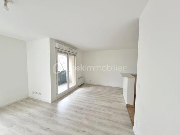 COUP DE COEUR ! 2 PIÈCES RÉNOVÉ AVEC BALCON, PARKING ET DPE C – RÉSIDENCE VILLA DES POÈTES

À la recherche de votre premier logement ou d'un investissement locatif de qualité ?

Découvrez ce charmant appartement 2 pièces de 45 m², entièrement rénové, situé au 1er étage avec ascenseur de la résidence Villa des Poètes, une copropriété récente et bien entretenue construite en 2006.

Dès l'entrée, vous serez séduit par sa pièce de vie lumineuse d'environ 20 m² offrant un accès direct à un agréable balcon de 4 m², idéal pour profiter des beaux jours. L'appartement dispose également d'une entrée avec rangement,d'une cuisine fonctionnelle, équipée et aménagée, d'une chambre confortable, d'une salle d'eau avec douche à l'italienne, d'un WC séparé. Fonctionnel et parfaitement entretenu, cet appartement est prêt à accueillir ses futurs occupants sans aucun travaux à prévoir!

Les atouts du bien :
✓ Appartement entièrement rénové
✓ DPE C – excellente performance énergétique
✓ Résidence récente de 2006
✓ Très bonne isolation phonique
✓ Ascenseur
✓ Balcon de 4 m²
✓ Place de parking privative sécurisée
✓ Faibles contraintes d'entretien
✓ Idéal résidence principale ou investissement locatif

Un secteur en plein développement

Situé dans un quartier dynamique de Bobigny composé majoritairement de résidences récentes, le bien bénéficie d'un environnement pratique et recherché :

• Commerces de proximité
• Carrefour City
• Lidl
• Pharmacie
• Boulangeries
• Salle de sport
• Zone commerciale
• Établissements scolaires
• IUT et résidences étudiantes
• Hôpital Avicenne
• Transports et futurs aménagements du Grand Paris

Son emplacement stratégique à proximité des pôles universitaires, hospitaliers et des transports en fait également une excellente opportunité pour un investissement locatif à forte demande.

Charges de copropriété : environ 130 €/mois

Une visite s'impose pour découvrir tout le potentiel de ce bien prêt à vivre.

Prix : 195 000 € HAI