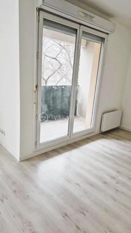 COUP DE COEUR ! 2 PIÈCES RÉNOVÉ AVEC BALCON, PARKING ET DPE C – RÉSIDENCE VILLA DES POÈTES

À la recherche de votre premier logement ou d'un investissement locatif de qualité ?

Découvrez ce charmant appartement 2 pièces de 45 m², entièrement rénové, situé au 1er étage avec ascenseur de la résidence Villa des Poètes, une copropriété récente et bien entretenue construite en 2006.

Dès l'entrée, vous serez séduit par sa pièce de vie lumineuse d'environ 20 m² offrant un accès direct à un agréable balcon de 4 m², idéal pour profiter des beaux jours. L'appartement dispose également d'une entrée avec rangement,d'une cuisine fonctionnelle, équipée et aménagée, d'une chambre confortable, d'une salle d'eau avec douche à l'italienne, d'un WC séparé. Fonctionnel et parfaitement entretenu, cet appartement est prêt à accueillir ses futurs occupants sans aucun travaux à prévoir!

Les atouts du bien :
✓ Appartement entièrement rénové
✓ DPE C – excellente performance énergétique
✓ Résidence récente de 2006
✓ Très bonne isolation phonique
✓ Ascenseur
✓ Balcon de 4 m²
✓ Place de parking privative sécurisée
✓ Faibles contraintes d'entretien
✓ Idéal résidence principale ou investissement locatif

Un secteur en plein développement

Situé dans un quartier dynamique de Bobigny composé majoritairement de résidences récentes, le bien bénéficie d'un environnement pratique et recherché :

• Commerces de proximité
• Carrefour City
• Lidl
• Pharmacie
• Boulangeries
• Salle de sport
• Zone commerciale
• Établissements scolaires
• IUT et résidences étudiantes
• Hôpital Avicenne
• Transports et futurs aménagements du Grand Paris

Son emplacement stratégique à proximité des pôles universitaires, hospitaliers et des transports en fait également une excellente opportunité pour un investissement locatif à forte demande.

Charges de copropriété : environ 130 €/mois

Une visite s'impose pour découvrir tout le potentiel de ce bien prêt à vivre.

Prix : 195 000 € HAI