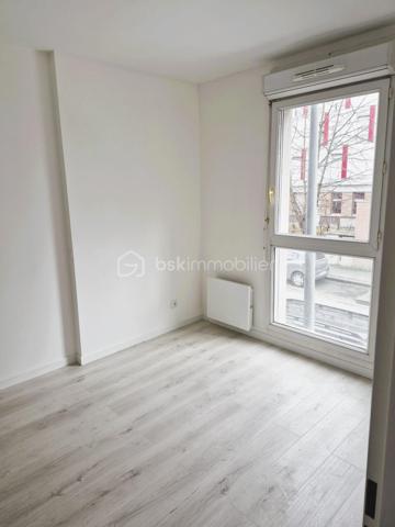 COUP DE COEUR ! 2 PIÈCES RÉNOVÉ AVEC BALCON, PARKING ET DPE C – RÉSIDENCE VILLA DES POÈTES

À la recherche de votre premier logement ou d'un investissement locatif de qualité ?

Découvrez ce charmant appartement 2 pièces de 45 m², entièrement rénové, situé au 1er étage avec ascenseur de la résidence Villa des Poètes, une copropriété récente et bien entretenue construite en 2006.

Dès l'entrée, vous serez séduit par sa pièce de vie lumineuse d'environ 20 m² offrant un accès direct à un agréable balcon de 4 m², idéal pour profiter des beaux jours. L'appartement dispose également d'une entrée avec rangement,d'une cuisine fonctionnelle, équipée et aménagée, d'une chambre confortable, d'une salle d'eau avec douche à l'italienne, d'un WC séparé. Fonctionnel et parfaitement entretenu, cet appartement est prêt à accueillir ses futurs occupants sans aucun travaux à prévoir!

Les atouts du bien :
✓ Appartement entièrement rénové
✓ DPE C – excellente performance énergétique
✓ Résidence récente de 2006
✓ Très bonne isolation phonique
✓ Ascenseur
✓ Balcon de 4 m²
✓ Place de parking privative sécurisée
✓ Faibles contraintes d'entretien
✓ Idéal résidence principale ou investissement locatif

Un secteur en plein développement

Situé dans un quartier dynamique de Bobigny composé majoritairement de résidences récentes, le bien bénéficie d'un environnement pratique et recherché :

• Commerces de proximité
• Carrefour City
• Lidl
• Pharmacie
• Boulangeries
• Salle de sport
• Zone commerciale
• Établissements scolaires
• IUT et résidences étudiantes
• Hôpital Avicenne
• Transports et futurs aménagements du Grand Paris

Son emplacement stratégique à proximité des pôles universitaires, hospitaliers et des transports en fait également une excellente opportunité pour un investissement locatif à forte demande.

Charges de copropriété : environ 130 €/mois

Une visite s'impose pour découvrir tout le potentiel de ce bien prêt à vivre.

Prix : 195 000 € HAI