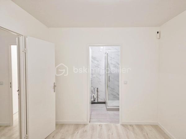 COUP DE COEUR ! 2 PIÈCES RÉNOVÉ AVEC BALCON, PARKING ET DPE C – RÉSIDENCE VILLA DES POÈTES

À la recherche de votre premier logement ou d'un investissement locatif de qualité ?

Découvrez ce charmant appartement 2 pièces de 45 m², entièrement rénové, situé au 1er étage avec ascenseur de la résidence Villa des Poètes, une copropriété récente et bien entretenue construite en 2006.

Dès l'entrée, vous serez séduit par sa pièce de vie lumineuse d'environ 20 m² offrant un accès direct à un agréable balcon de 4 m², idéal pour profiter des beaux jours. L'appartement dispose également d'une entrée avec rangement,d'une cuisine fonctionnelle, équipée et aménagée, d'une chambre confortable, d'une salle d'eau avec douche à l'italienne, d'un WC séparé. Fonctionnel et parfaitement entretenu, cet appartement est prêt à accueillir ses futurs occupants sans aucun travaux à prévoir!

Les atouts du bien :
✓ Appartement entièrement rénové
✓ DPE C – excellente performance énergétique
✓ Résidence récente de 2006
✓ Très bonne isolation phonique
✓ Ascenseur
✓ Balcon de 4 m²
✓ Place de parking privative sécurisée
✓ Faibles contraintes d'entretien
✓ Idéal résidence principale ou investissement locatif

Un secteur en plein développement

Situé dans un quartier dynamique de Bobigny composé majoritairement de résidences récentes, le bien bénéficie d'un environnement pratique et recherché :

• Commerces de proximité
• Carrefour City
• Lidl
• Pharmacie
• Boulangeries
• Salle de sport
• Zone commerciale
• Établissements scolaires
• IUT et résidences étudiantes
• Hôpital Avicenne
• Transports et futurs aménagements du Grand Paris

Son emplacement stratégique à proximité des pôles universitaires, hospitaliers et des transports en fait également une excellente opportunité pour un investissement locatif à forte demande.

Charges de copropriété : environ 130 €/mois

Une visite s'impose pour découvrir tout le potentiel de ce bien prêt à vivre.

Prix : 195 000 € HAI