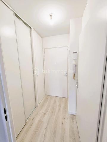 COUP DE COEUR ! 2 PIÈCES RÉNOVÉ AVEC BALCON, PARKING ET DPE C – RÉSIDENCE VILLA DES POÈTES

À la recherche de votre premier logement ou d'un investissement locatif de qualité ?

Découvrez ce charmant appartement 2 pièces de 45 m², entièrement rénové, situé au 1er étage avec ascenseur de la résidence Villa des Poètes, une copropriété récente et bien entretenue construite en 2006.

Dès l'entrée, vous serez séduit par sa pièce de vie lumineuse d'environ 20 m² offrant un accès direct à un agréable balcon de 4 m², idéal pour profiter des beaux jours. L'appartement dispose également d'une entrée avec rangement,d'une cuisine fonctionnelle, équipée et aménagée, d'une chambre confortable, d'une salle d'eau avec douche à l'italienne, d'un WC séparé. Fonctionnel et parfaitement entretenu, cet appartement est prêt à accueillir ses futurs occupants sans aucun travaux à prévoir!

Les atouts du bien :
✓ Appartement entièrement rénové
✓ DPE C – excellente performance énergétique
✓ Résidence récente de 2006
✓ Très bonne isolation phonique
✓ Ascenseur
✓ Balcon de 4 m²
✓ Place de parking privative sécurisée
✓ Faibles contraintes d'entretien
✓ Idéal résidence principale ou investissement locatif

Un secteur en plein développement

Situé dans un quartier dynamique de Bobigny composé majoritairement de résidences récentes, le bien bénéficie d'un environnement pratique et recherché :

• Commerces de proximité
• Carrefour City
• Lidl
• Pharmacie
• Boulangeries
• Salle de sport
• Zone commerciale
• Établissements scolaires
• IUT et résidences étudiantes
• Hôpital Avicenne
• Transports et futurs aménagements du Grand Paris

Son emplacement stratégique à proximité des pôles universitaires, hospitaliers et des transports en fait également une excellente opportunité pour un investissement locatif à forte demande.

Charges de copropriété : environ 130 €/mois

Une visite s'impose pour découvrir tout le potentiel de ce bien prêt à vivre.

Prix : 195 000 € HAI