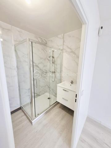 COUP DE COEUR ! 2 PIÈCES RÉNOVÉ AVEC BALCON, PARKING ET DPE C – RÉSIDENCE VILLA DES POÈTES

À la recherche de votre premier logement ou d'un investissement locatif de qualité ?

Découvrez ce charmant appartement 2 pièces de 45 m², entièrement rénové, situé au 1er étage avec ascenseur de la résidence Villa des Poètes, une copropriété récente et bien entretenue construite en 2006.

Dès l'entrée, vous serez séduit par sa pièce de vie lumineuse d'environ 20 m² offrant un accès direct à un agréable balcon de 4 m², idéal pour profiter des beaux jours. L'appartement dispose également d'une entrée avec rangement,d'une cuisine fonctionnelle, équipée et aménagée, d'une chambre confortable, d'une salle d'eau avec douche à l'italienne, d'un WC séparé. Fonctionnel et parfaitement entretenu, cet appartement est prêt à accueillir ses futurs occupants sans aucun travaux à prévoir!

Les atouts du bien :
✓ Appartement entièrement rénové
✓ DPE C – excellente performance énergétique
✓ Résidence récente de 2006
✓ Très bonne isolation phonique
✓ Ascenseur
✓ Balcon de 4 m²
✓ Place de parking privative sécurisée
✓ Faibles contraintes d'entretien
✓ Idéal résidence principale ou investissement locatif

Un secteur en plein développement

Situé dans un quartier dynamique de Bobigny composé majoritairement de résidences récentes, le bien bénéficie d'un environnement pratique et recherché :

• Commerces de proximité
• Carrefour City
• Lidl
• Pharmacie
• Boulangeries
• Salle de sport
• Zone commerciale
• Établissements scolaires
• IUT et résidences étudiantes
• Hôpital Avicenne
• Transports et futurs aménagements du Grand Paris

Son emplacement stratégique à proximité des pôles universitaires, hospitaliers et des transports en fait également une excellente opportunité pour un investissement locatif à forte demande.

Charges de copropriété : environ 130 €/mois

Une visite s'impose pour découvrir tout le potentiel de ce bien prêt à vivre.

Prix : 195 000 € HAI