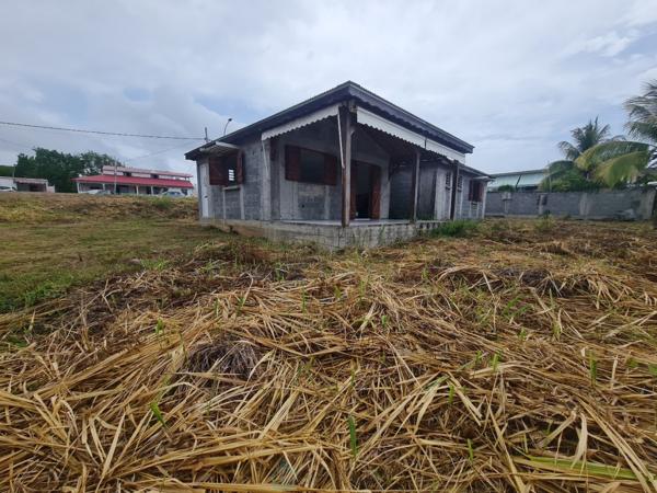 Maison inachevée de 92 m² à Le Moule sur un terrain de 900 m²